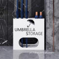 prateleira de guarda-chuva colocada no canto da porta